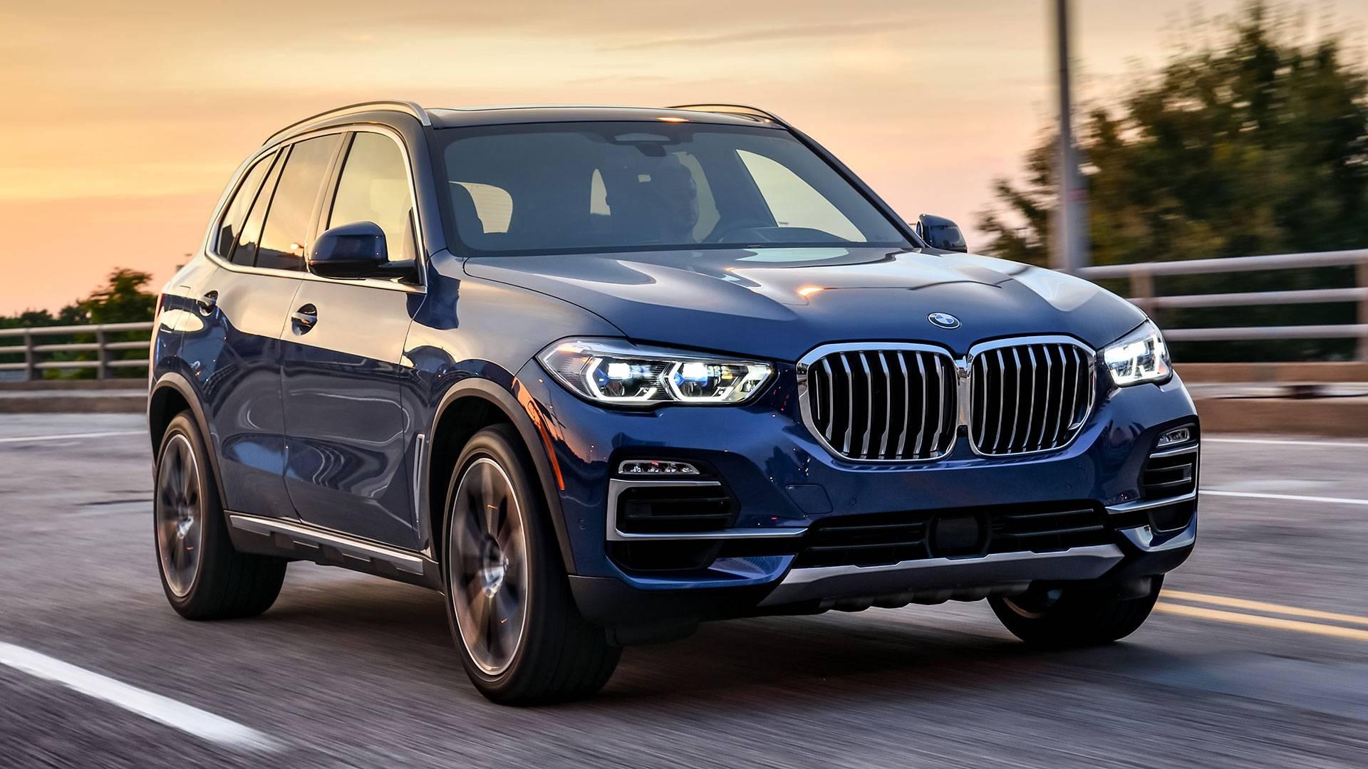 Tmavě modré SUV BMW X5 na silnici