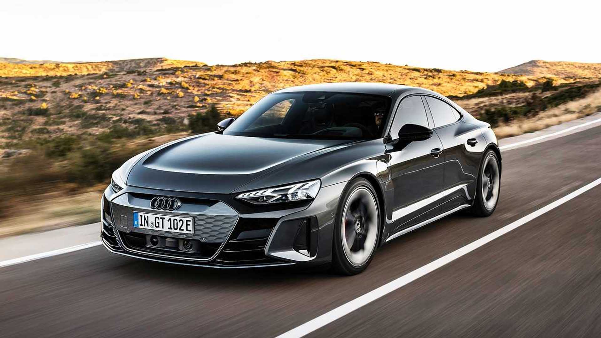 Bílý elektromobil Audi e-tron GT zaparkovaný ve městě