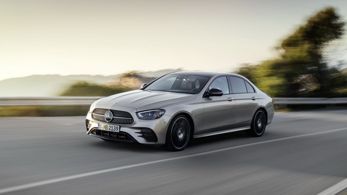 Elegantní stříbrný sedan Mercedes-Benz Třídy E
